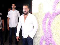 
      
      Salman Khan reaches sister Arpita's house to seek blessings of Lo
      
      