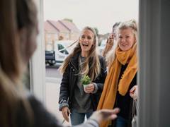 
    Study reveals importance of positive neighbour for teens
    