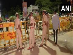 
      
      Sri Murugha Mutt pontiff shifted to Dy SP office in Challakere
      
      