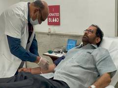 
      
      Delhi: BJP leader Mukhtar Abbas Naqvi donates blood at IRCS
      
      