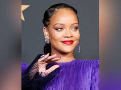 
      
      Rihanna cleans up restaurant along with staff
      
      