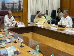 
      
      K'taka Congress mocks Min for 