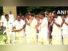 
      
      Rahul Gandhi pays floral tribute to Rajiv Gandhi Memorial
      
      