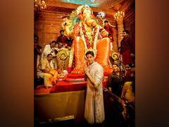 
      
      Sidharth Malhotra visits Lalbaugcha Raja
      
      