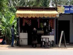 
      
      Rahul Gandhi halts at roadside eatery during Bharat Jodo Yatra
      
      