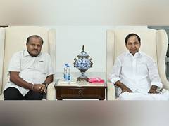 
      
      Kumaraswamy meets KCR, discusses alternative to BJP
      
      