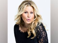 
      
      Jennifer Coolidge wins Emmy award for her role in The White Lotus
      
      