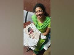 
      
      Final year medical student helps a pregnant woman on train
      
      