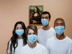 
    Adults don't become better at recognizing masked faces over time
    