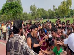 
      
      Sidharth Malhotra meets fans at India Gate on Sunday
      
      