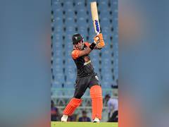 
      
      'Evergreen' Kaif' enthralls crowd as LLC's Lucknow leg  begins
      
      