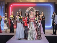 
      
      Dr Rashmi Rajendra, Pranita Jaisinghani won Miss and Mrs Glammonn
      
      