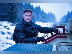 
      
      Extraction 2: Chris Hemsworth's extreme stunts in BTS video
      
      