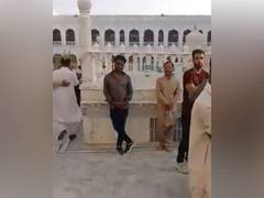 
      
      Film crew shoots movie inside gurudwara in Pak wearing shoes
      
      