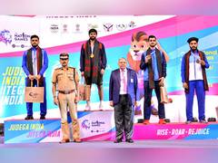 
      
      National Games 2022: B Sai Praneeth, Aakarshi Kashyap win...
      
      