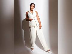 
      
      Sayani Gupta rings in her birthday in Goa 
      
      
