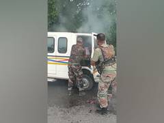 
      
      Indian Army personnel rescue 6 civilians from burning van
      
      