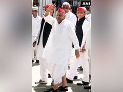
      
      Samajwadi patriarch Mulayam Singh Yadav dies, aged 82
      
      