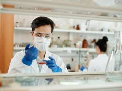 
    Study suggests scientists reach creative peak early during career
    