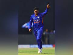 
      
      Kuldeep's four-fer helps India bundle out SA for 99
      
      