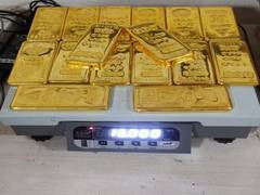 
      
      Indian arriving from Ethiopia arrested with 16 kg gold at Mumbai 
      
      