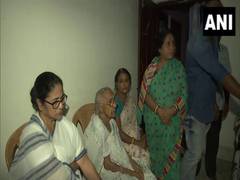 
      
      WB: CM Mamata meets Jalpaiguri's flash flood victims' family
      
      