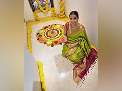 
      
      Vidya Balan looks drop-dead gorgeous in silk saree
      
      