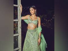 
      
      Ananya Panday drops 'Main Hoon Na' moment
      
      