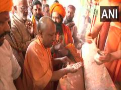 
      
      Diwali 2022: CM Yogi offers prayers at Hanuman Garhi temple...
      
      