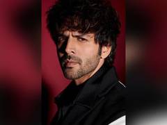
      
      Kartik Aaryan gives his stylish twist to 