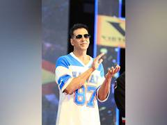 
      
      Akshay Kumar attends Kudo tournament, breaks bricks with hammer
      
      
