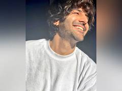 
      
      Kartik's fans cheer as he explores local streets of Ahmedabad
      
      