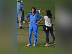 
      
      Anushka Sharma holds Vamika in viral picture from Kolkata
      
      