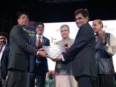 
      
      Ashwini Vaishnaw presents DFCCIL employees with awards
      
      