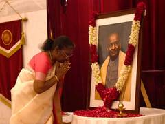 
      
      President Murmu pays tribute to Sardar Patel on his anniversar
      
      