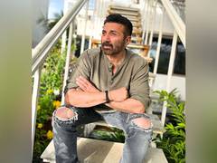 
      
      When little Sunny Deol visited his father Dharmendra's film set
      
      