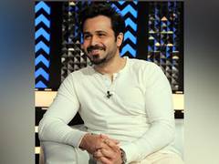 
      
      Emraan Hashmi flaunts his washboard abs in shirtless picture
      
      