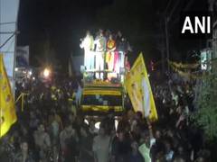 
      
      Stone hurled at Chandrababu Naidu's convoy in Andhra's Nandigama
      
      