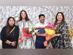 
      
      Actor Esha Gupta discusses Noida Film City devp with UP Minister
      
      