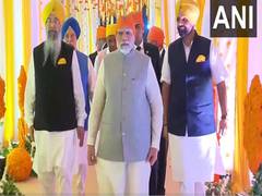 
      
      PM Modi offers prayers on eve of Guru Nanak Jayanti
      
      
