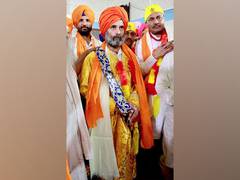 
      
      Rahul Gandhi offers prayers at Gurudwara in Maharashtra's Degloor
      
      