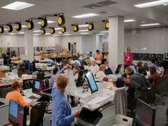 
      
      US midterm polls:  Republicans and Democrats in a close contest
      
      