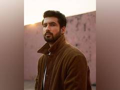 
      
      'Gehraiyaan' fame Dhairya Karwa to star opposite Tara Sutaria
      
      