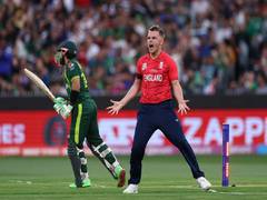 
      
      Curran's three-wicket helps England restrict Pakistan to 137/8
      
      