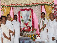 
      
      Tamil Nadu Cong pays tribute to Jawaharlal Nehru on birth anniv
      
      
