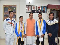 
      
      Uttarakhand: CM Dhami awards athletes Mansi Negi, Suraj Panwar 
      
      
