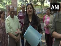 
      
      Delhi: Vasant Kunj residents protest over erretic water supply 
      
      