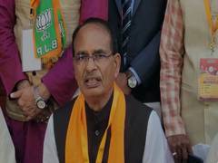 
      
      MP CM Chouhan slams Kamal Nath for cutting temple-shaped cake 
      
      