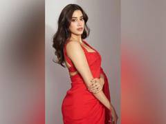 
      
      Janhvi Kapoor looks dreamy as a mermaid in this gown 
      
      