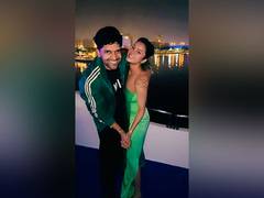 
      
      Shehnaaz Gill blushes as she dances with Guru Randhawa
      
      